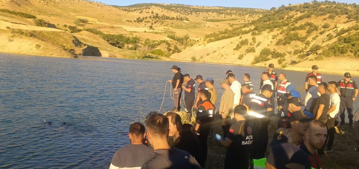 Serinlemek için girdiği gölette boğuldu