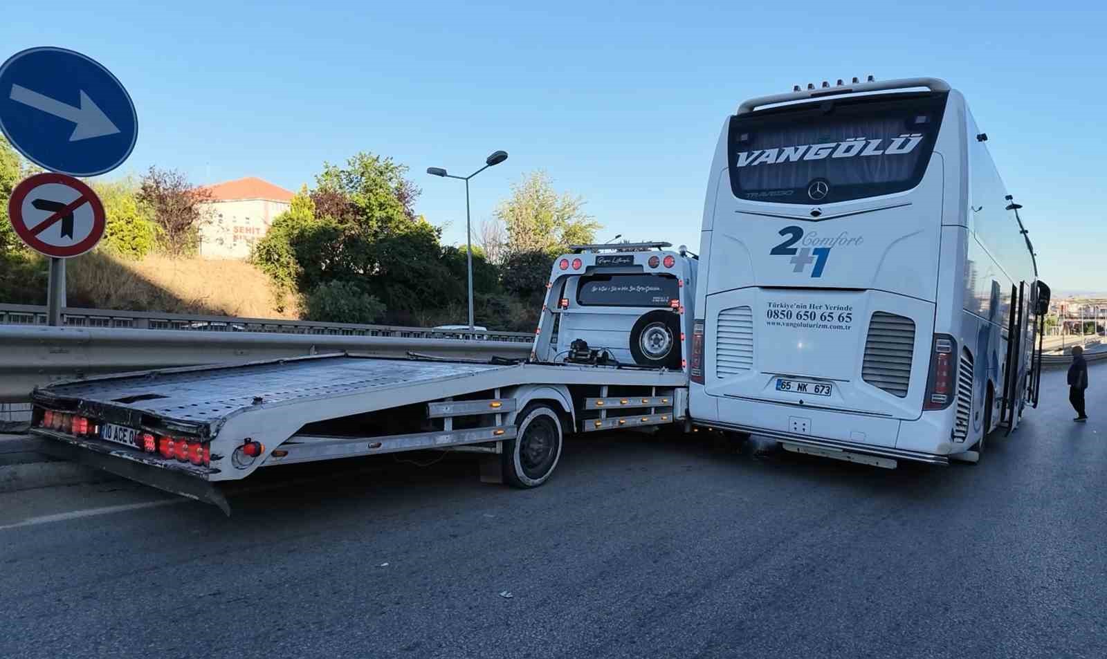 Ehliyetsiz sürücü, otomobil ve yolcu otobüsüne çarptı: 40’ar bin lira ceza kesildi