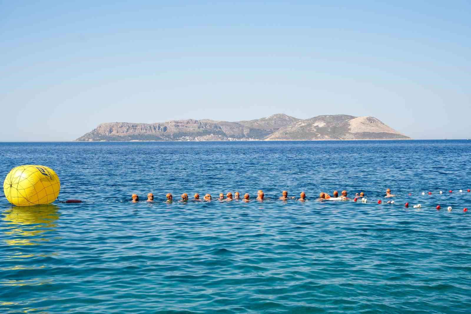 Meis-Kaş Yüzme Maratonu’nda sporcular dostluk için kulaç attı