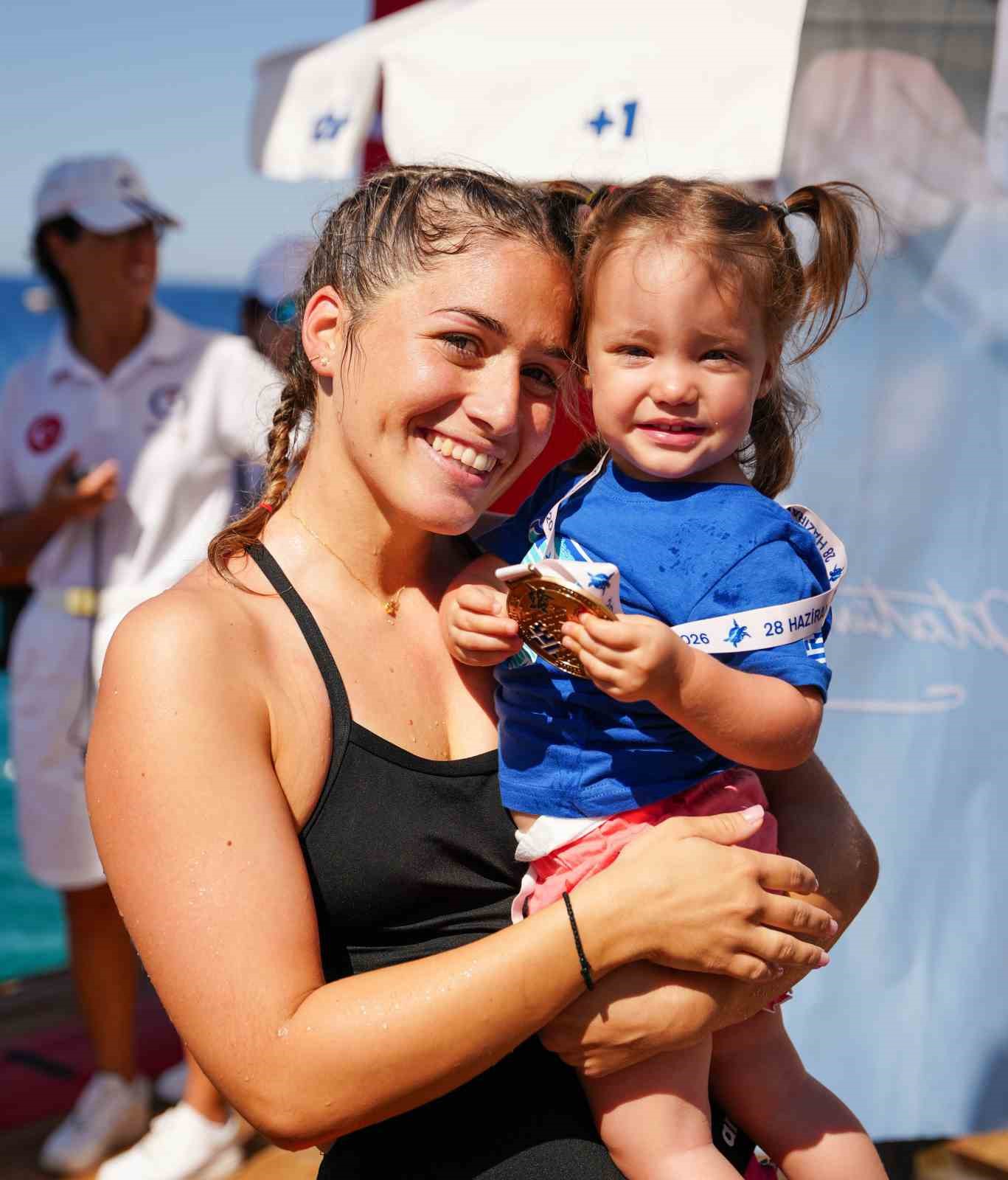 Meis-Kaş Yüzme Maratonu’nda sporcular dostluk için kulaç attı