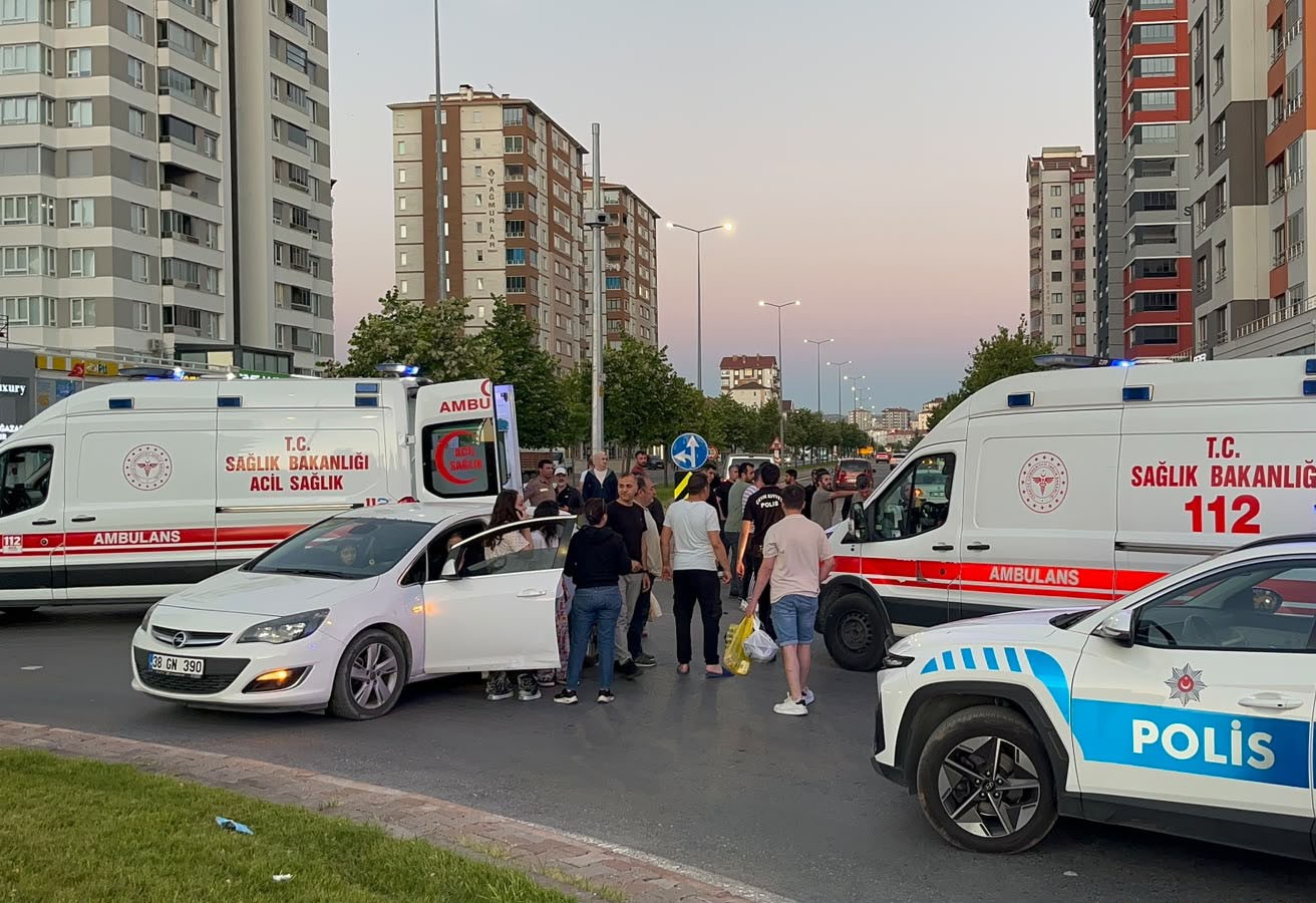 Kazada yaralanan motosiklet sürücüsüne ilk müdahale Çevik Kuvvet Şube Müdürü’nden