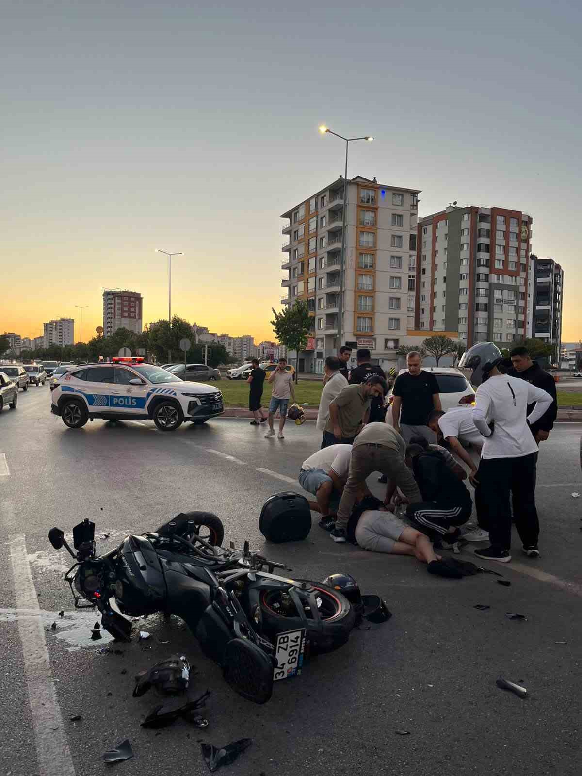 Kazada yaralanan motosiklet sürücüsüne ilk müdahale Çevik Kuvvet Şube Müdürü’nden