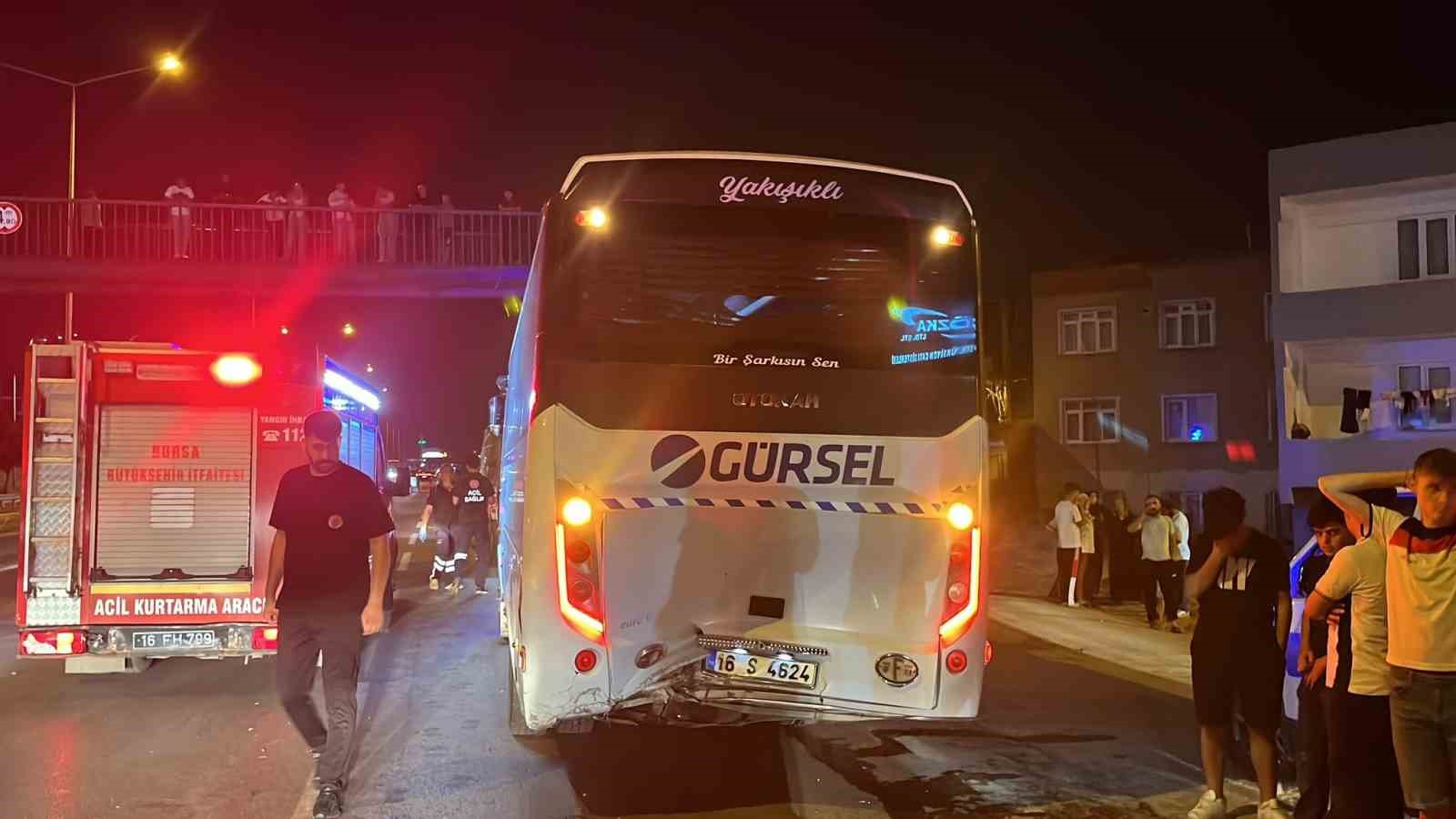 Otomobil servise çarptı: 6 yaralı