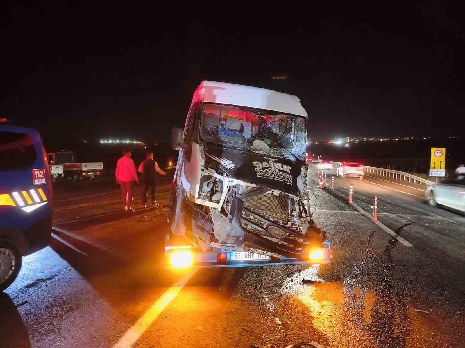 Siverek’te minibüs ile arazöz çarpıştı: 8 yaralı