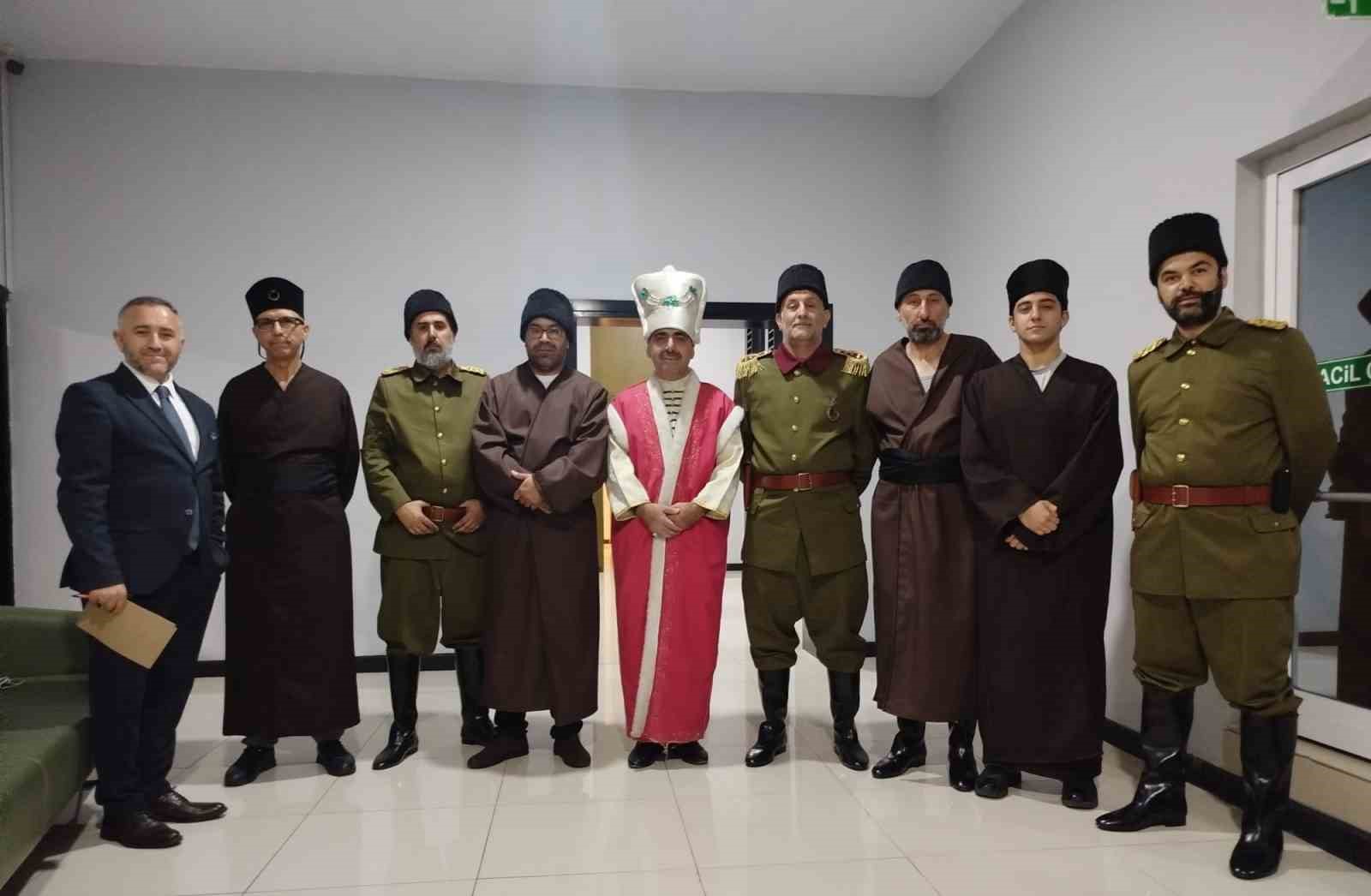 "Medine Müdafaası" ayakta alkışlandı