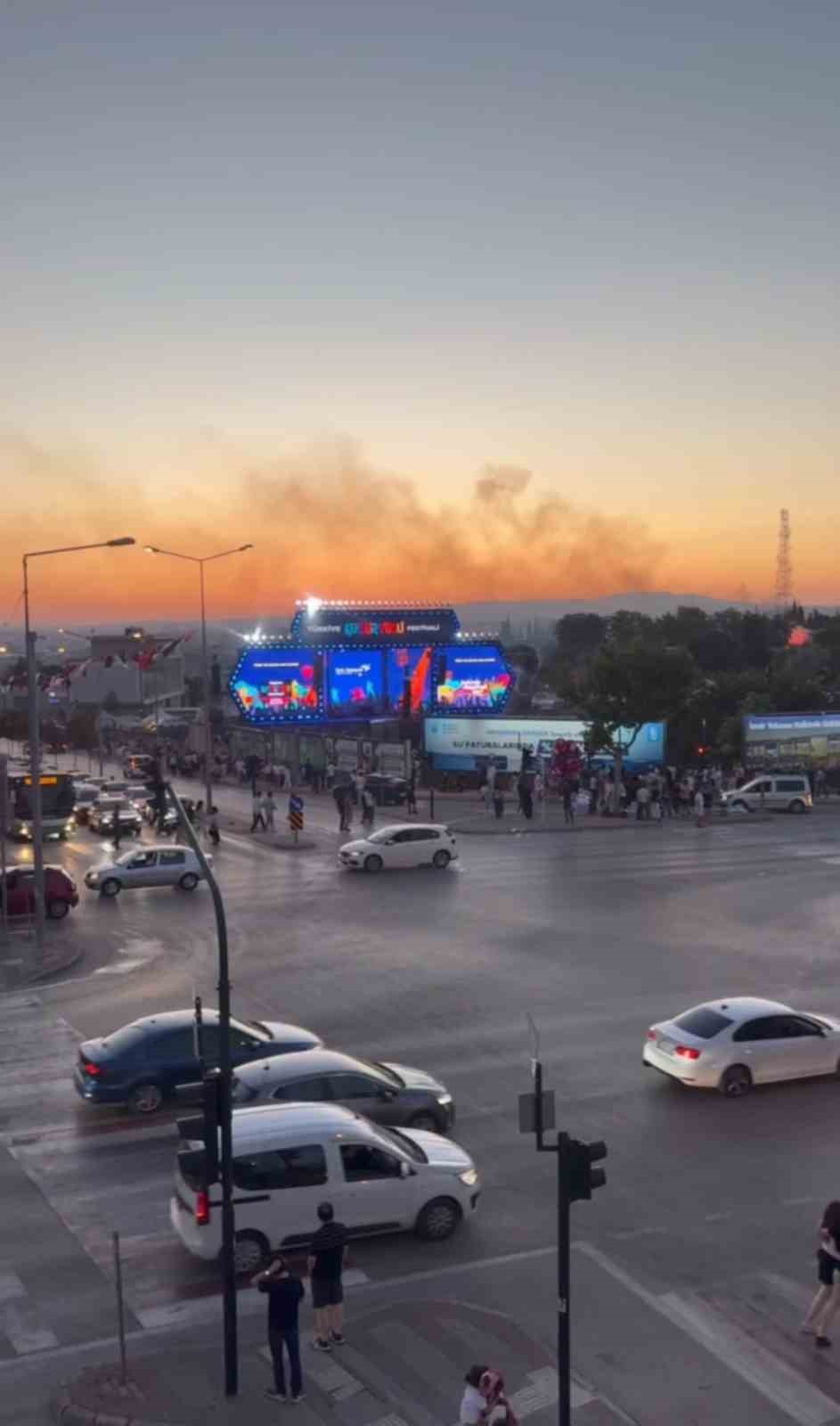 Konser alanı yakınında çıkan yangın panik yaşattı