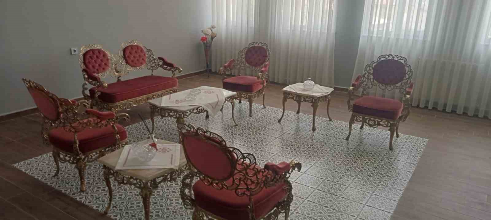 Zeki Müren’e komşu hatıra: Erzurum Olgunlaşma Enstitüdeki tarihî takım