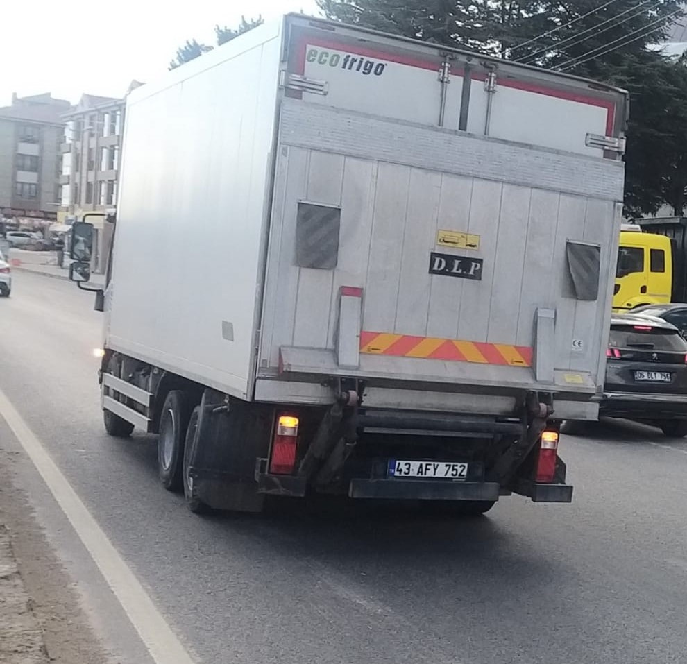 Markete giren sürücü el frenini çekmedi, faciadan dönüldü