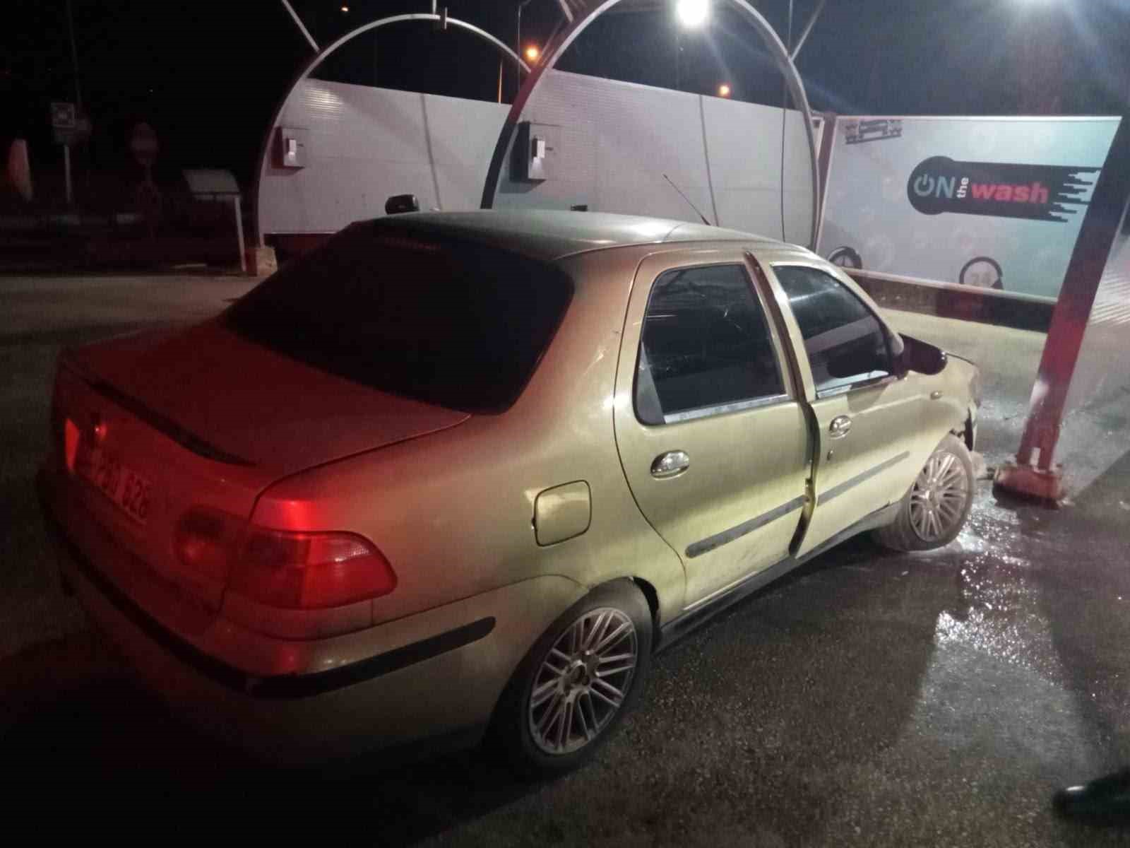 Bilecik’te otomobil sürücüsü akaryakıt istasyonunun yıkama alanına çarptı: 4 yaralı