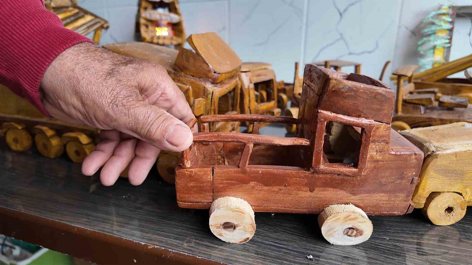Kütükten sadece bir keser ile ürettikleri hobisi oldu
