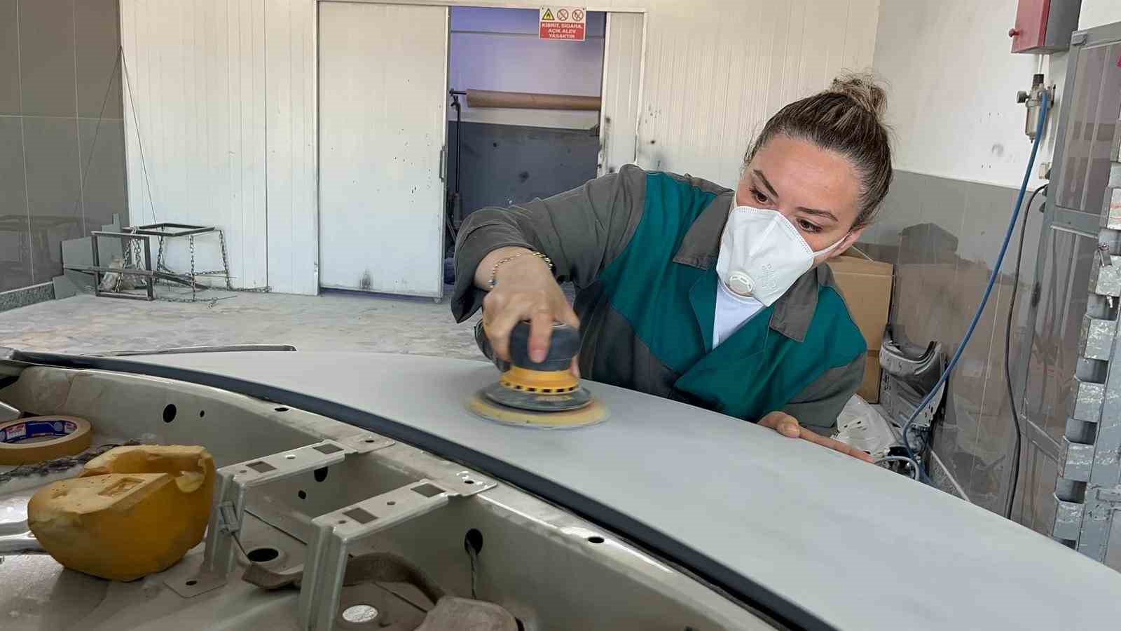 Erkek egemen sanayinin kadın kaporta ustası
