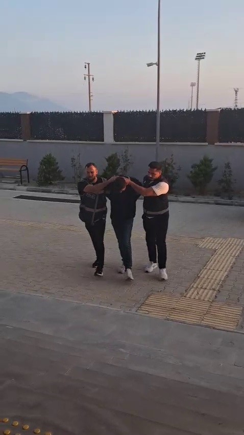 Suç makinesi çaldığı altınları kuyumcuya satarken yakayı ele verdi