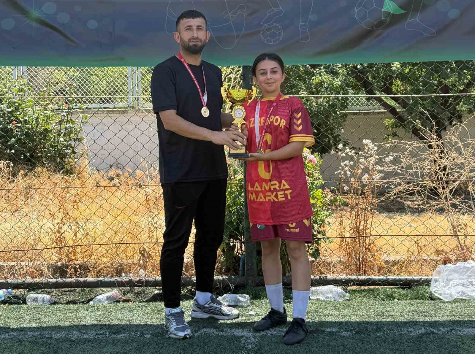 Cizreli kadınlar "5x5 Sokaklar Bizim" futbol turnuvasında bölge şampiyonu oldu