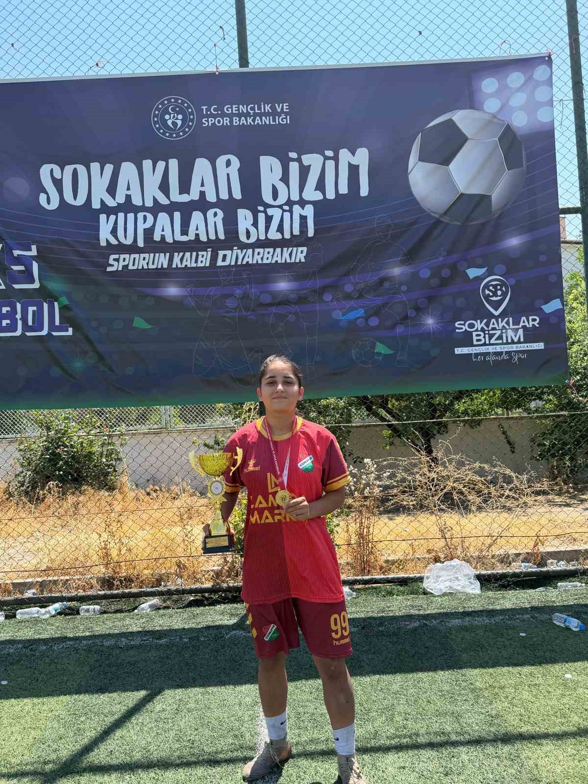 Cizreli kadınlar "5x5 Sokaklar Bizim" futbol turnuvasında bölge şampiyonu oldu
