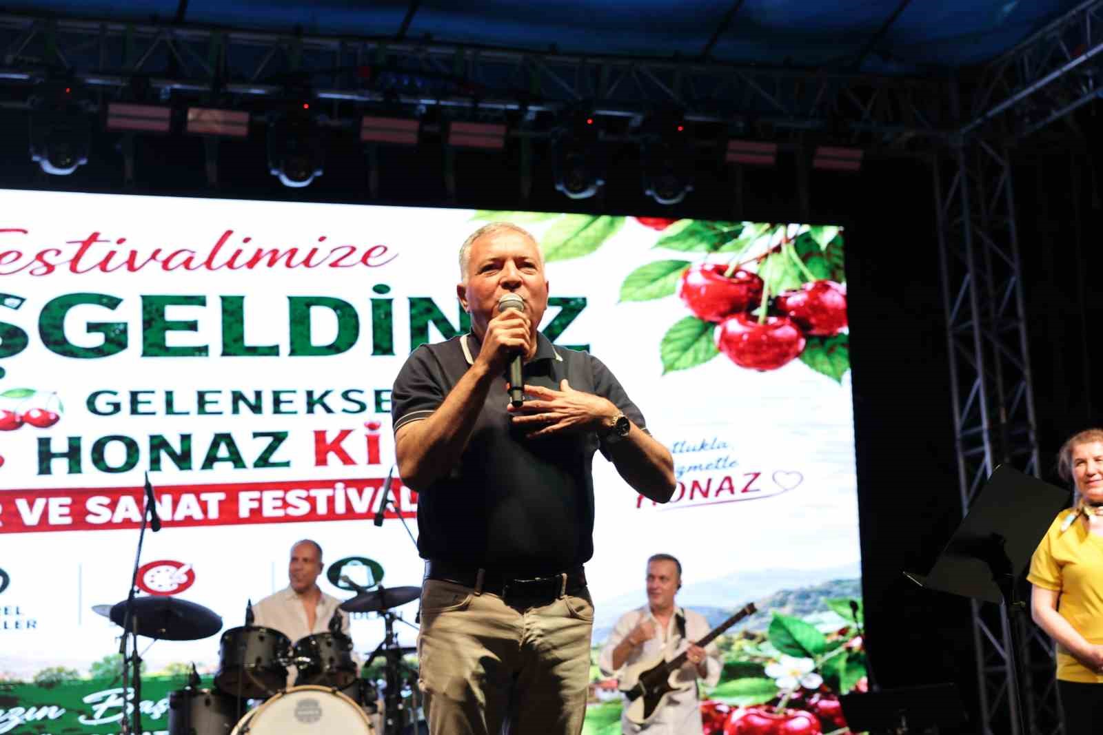 48. Geleneksel Honaz Kiraz Festivali’nde Reyhan Karaca Rüzgarı