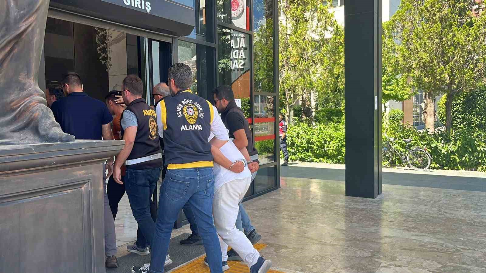 Alanya’da tartışma cinayetle bitti: 1 ölü, 3 şüpheli adliyeye sevk edildi