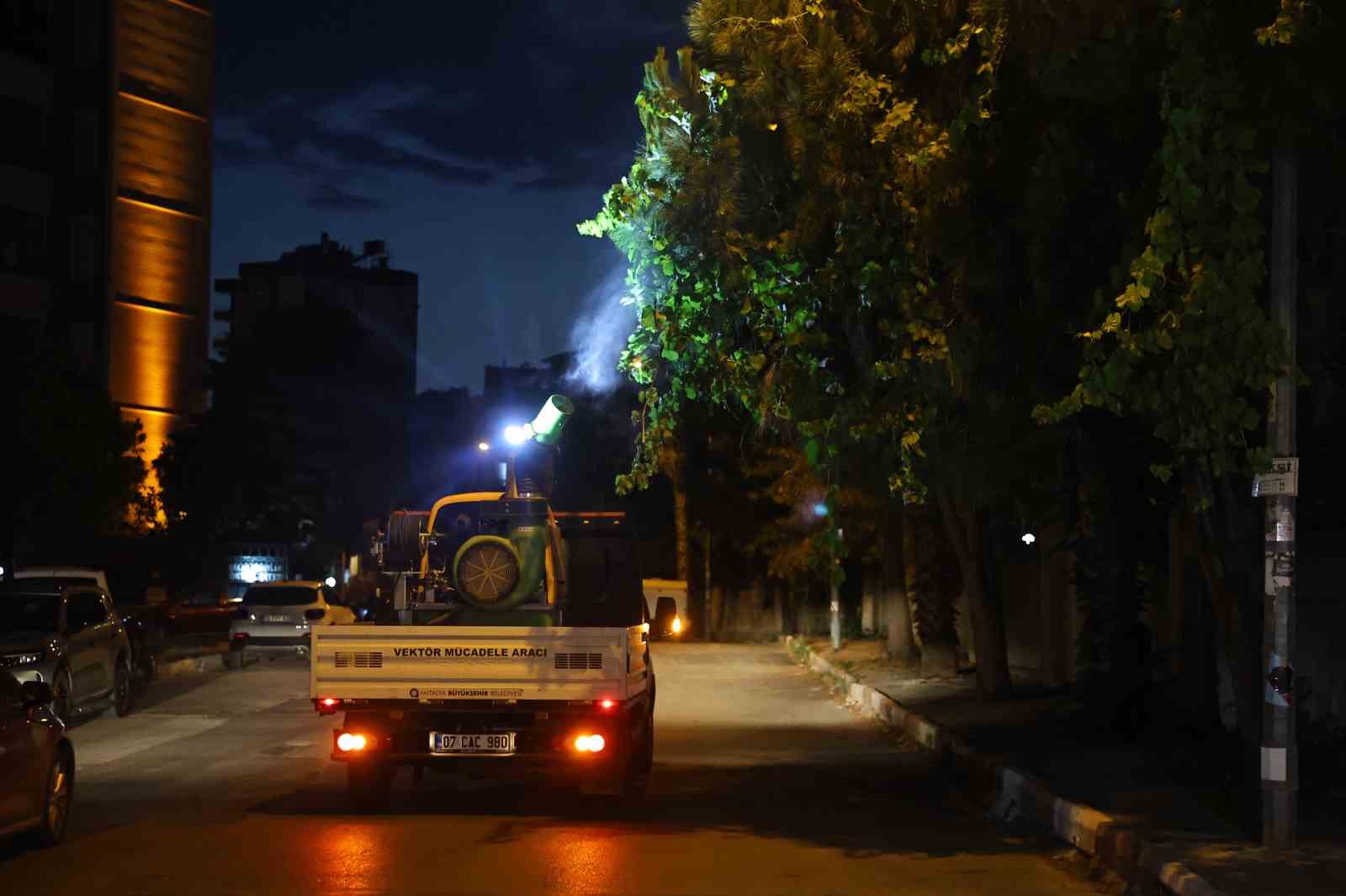 Büyükşehir’den gece vektör mesaisi