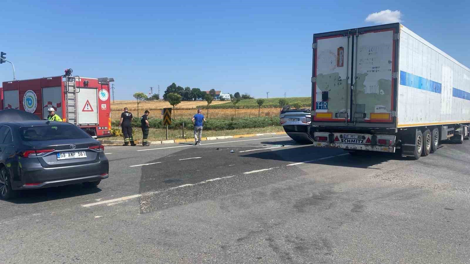 Muratlı’da kavşakta iki otomobil çapıştı: 3 yaralı