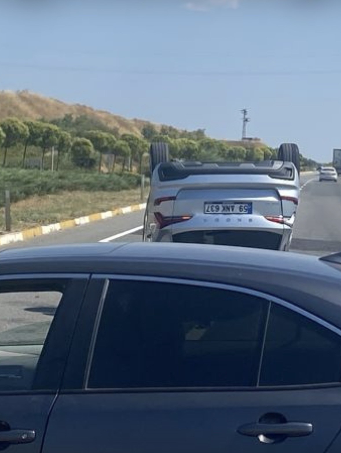Muratlı’da kavşakta iki otomobil çapıştı: 3 yaralı
