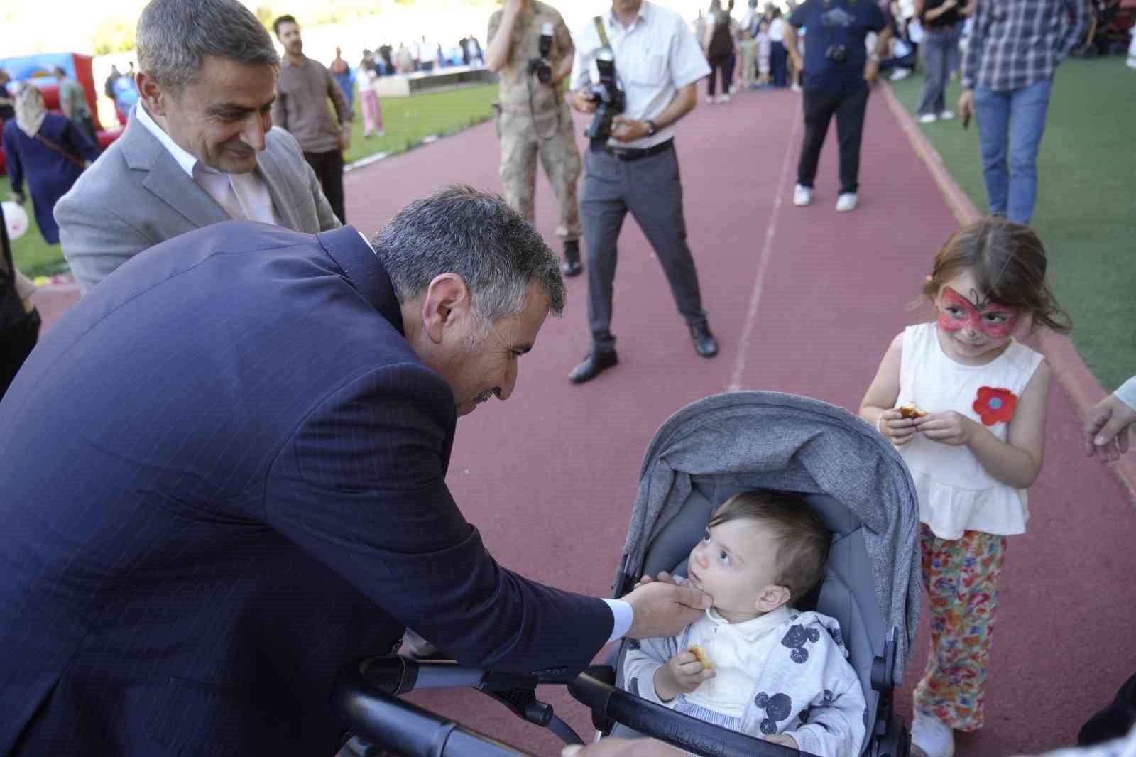 Gümüşhane’de çocuklar spor şenliğinde eğlenceli vakit geçirdi