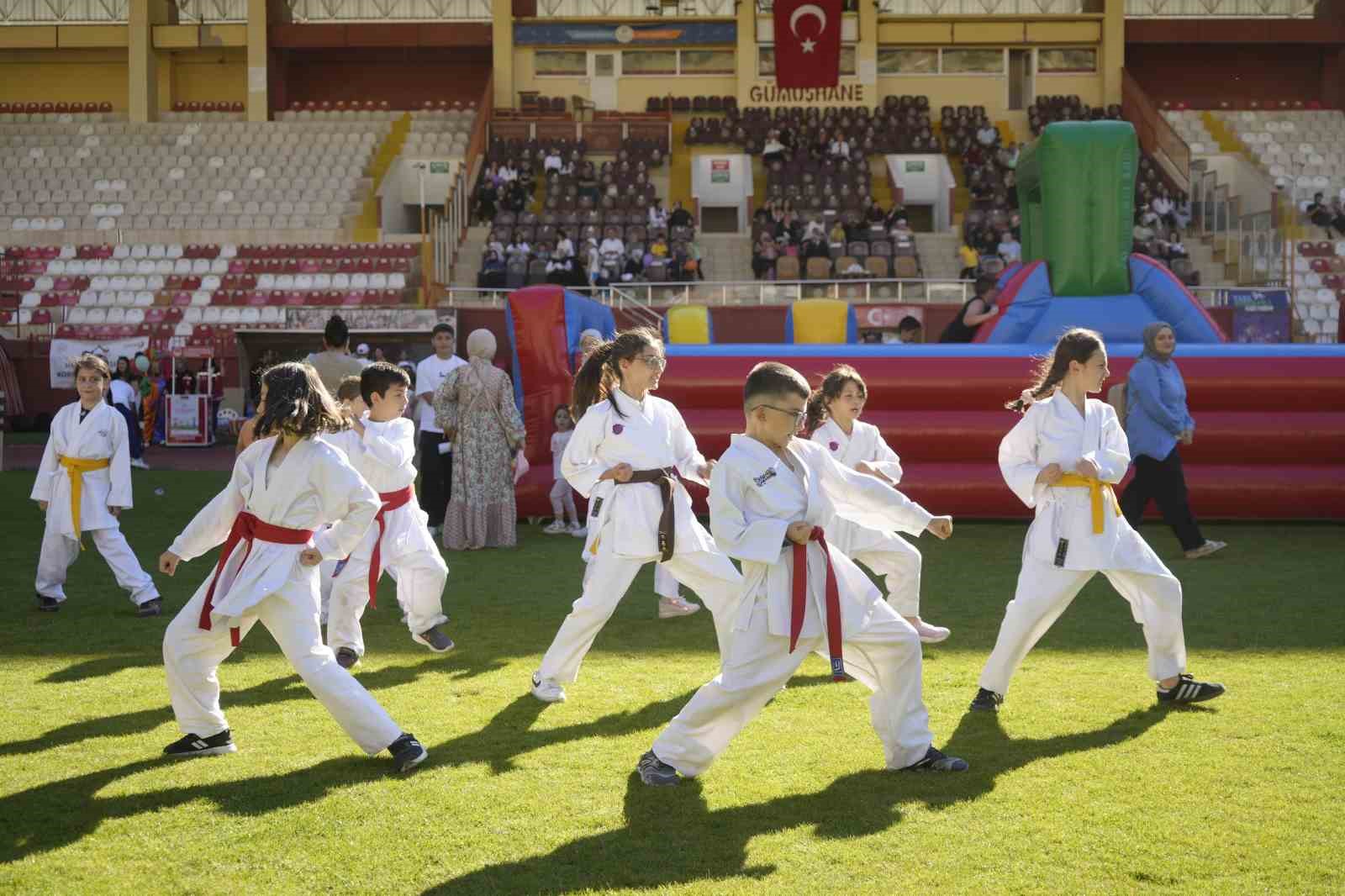 Gümüşhane’de çocuklar spor şenliğinde eğlenceli vakit geçirdi