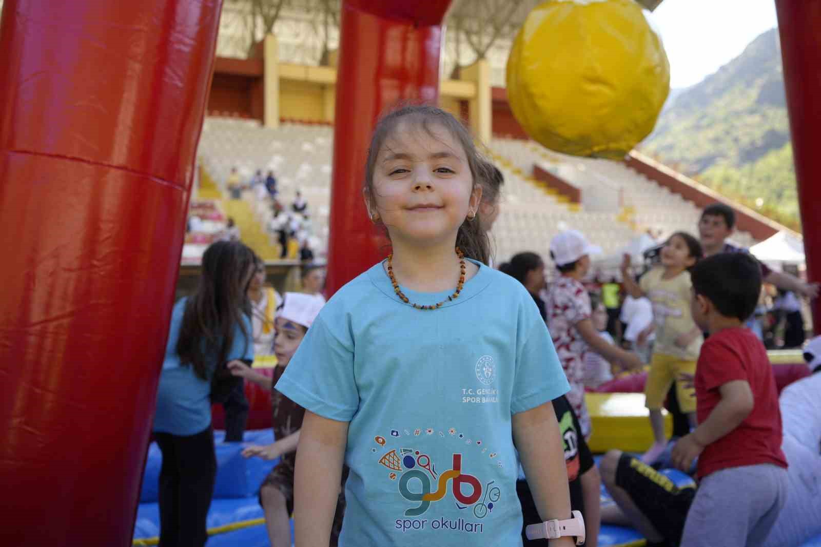Gümüşhane’de çocuklar spor şenliğinde eğlenceli vakit geçirdi