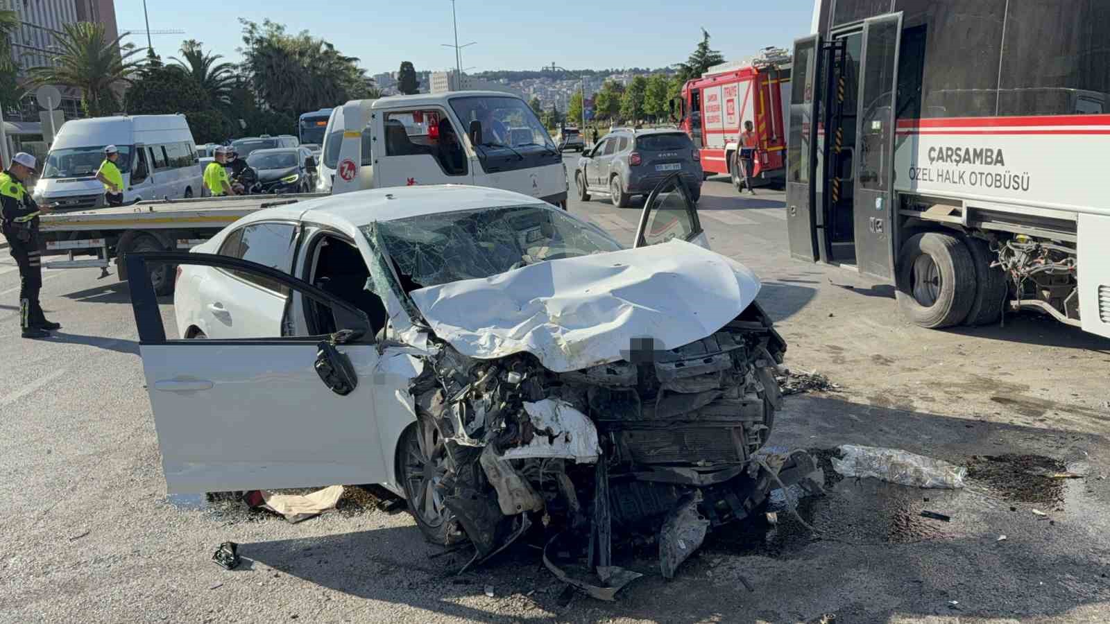 Samsun’da otomobil ile halk otobüsü çarpıştı: 7 yaralı