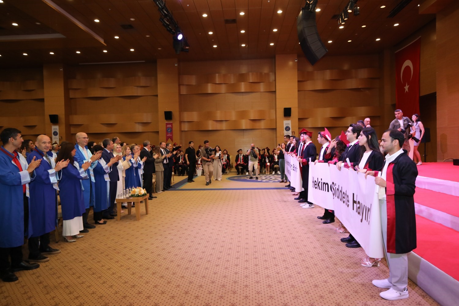 AÜ Tıp Fakültesi’nde 238 genç hekim yemin ederek mezun oldu