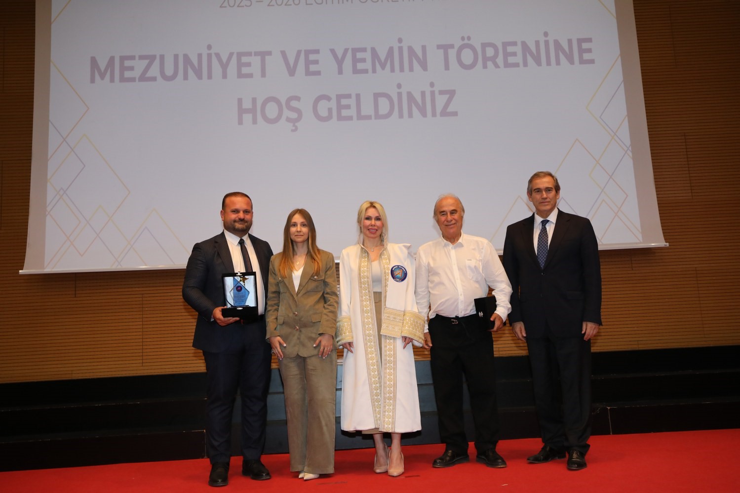AÜ Tıp Fakültesi’nde 238 genç hekim yemin ederek mezun oldu