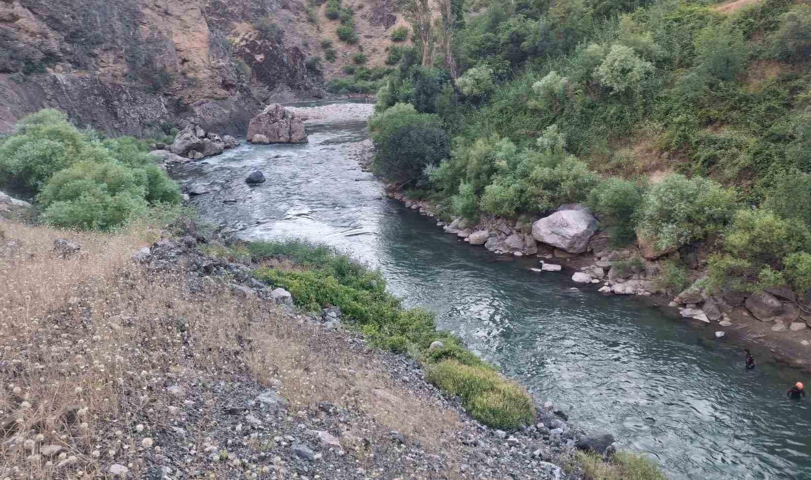 Bitlis’te dereye giren 3 kardeşten biri hayatını kaybetti, diğerini ise baba kurtardı