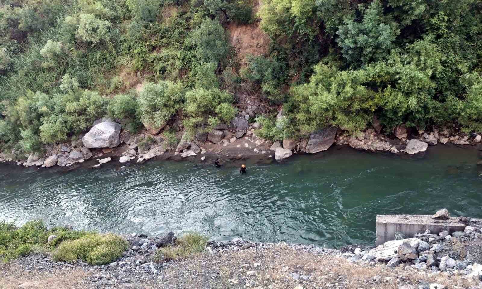 Bitlis’te dereye giren 3 kardeşten biri hayatını kaybetti, diğerini ise baba kurtardı
