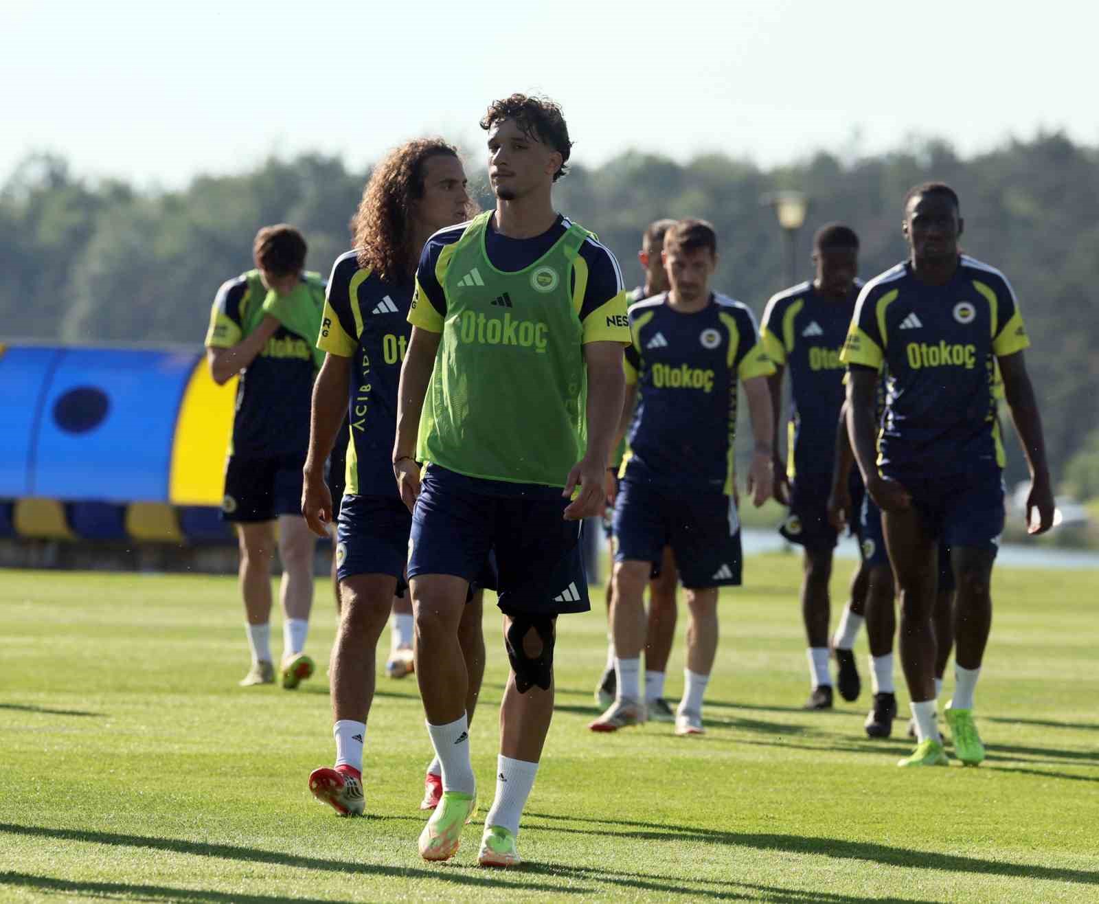 Fenerbahçe günü çift antrenmanla tamamladı