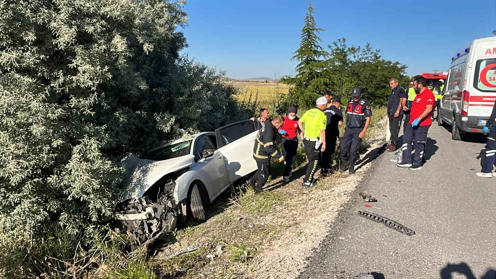 Otomobil park halindeki araca çarptı: 1 ölü, 2 yaralı