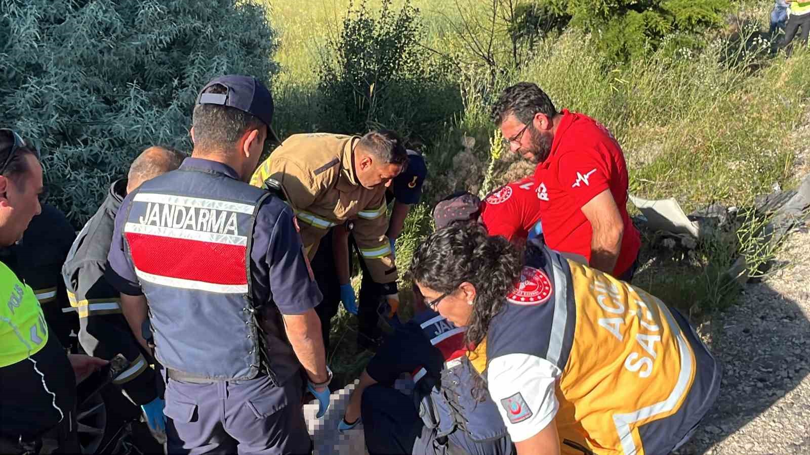Otomobil park halindeki araca çarptı: 1 ölü, 2 yaralı