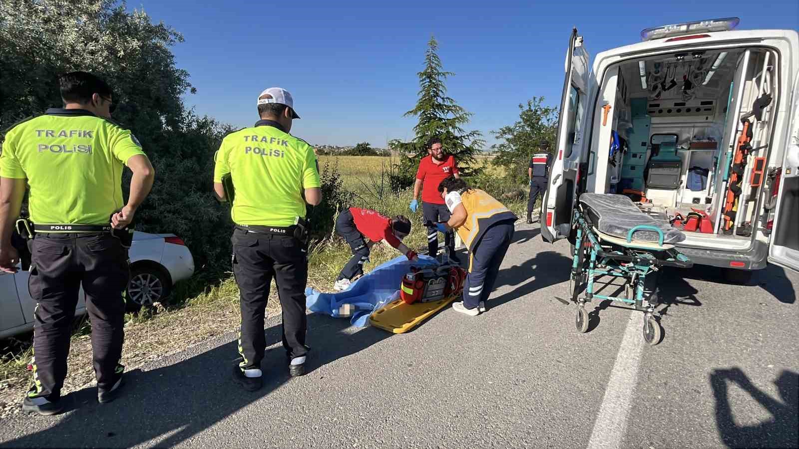 Otomobil park halindeki araca çarptı: 1 ölü, 2 yaralı
