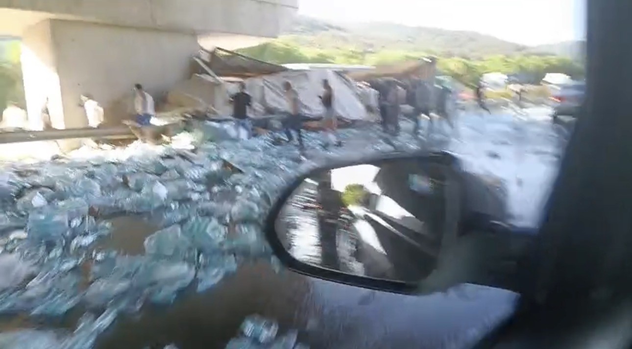 Su yüklü tır hızlı tren köprüsü ayağına çarptı : Sürücü hayatını kaybetti