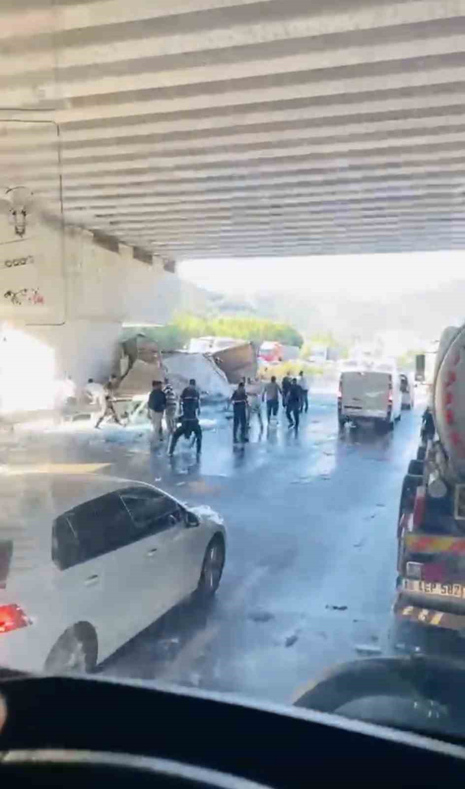 Su yüklü tır hızlı tren köprüsü ayağına çarptı : Sürücü hayatını kaybetti