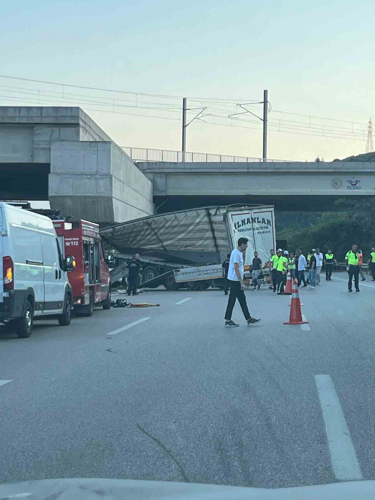 Su yüklü tır hızlı tren köprüsü ayağına çarptı : Sürücü hayatını kaybetti