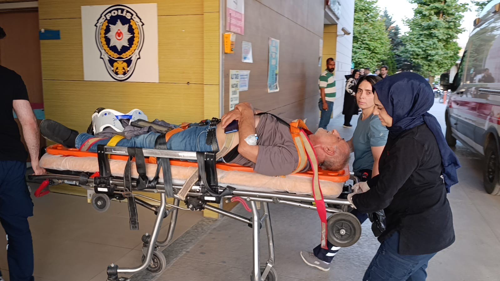 Kamyona arkadan çarpan servisin sürücüsü ağır yaralandı