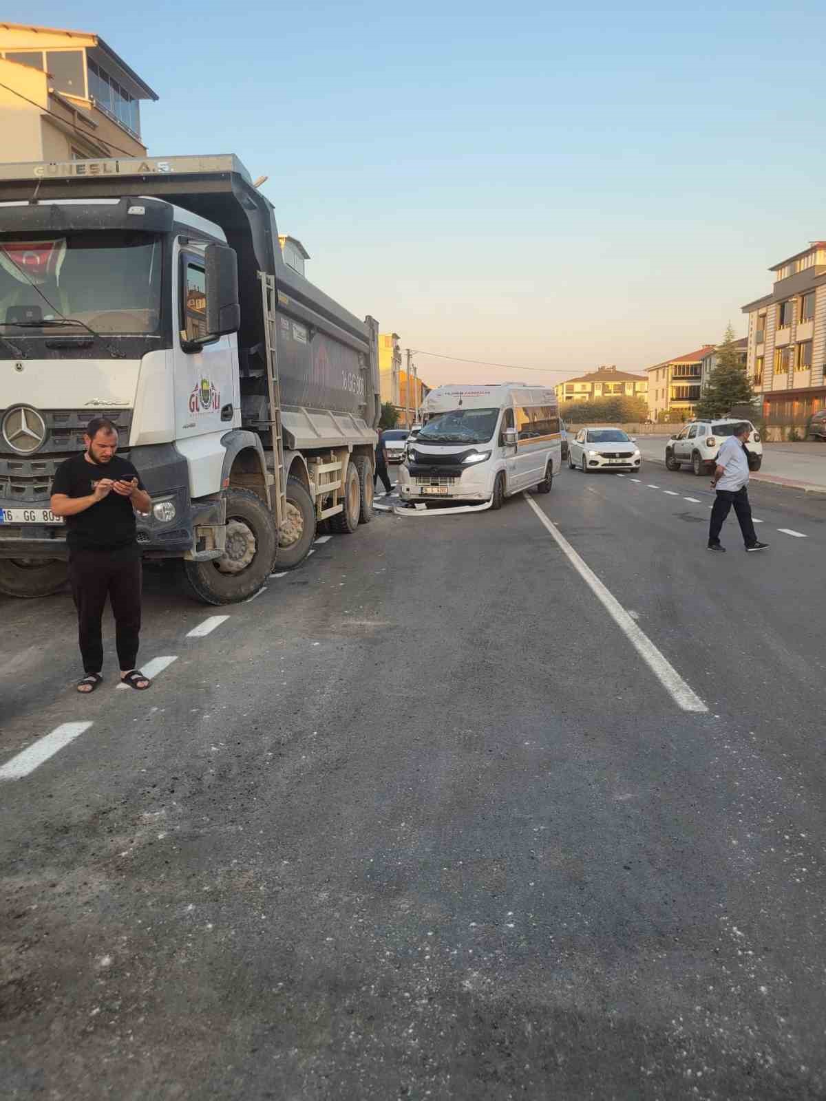 Kamyona arkadan çarpan servisin sürücüsü ağır yaralandı