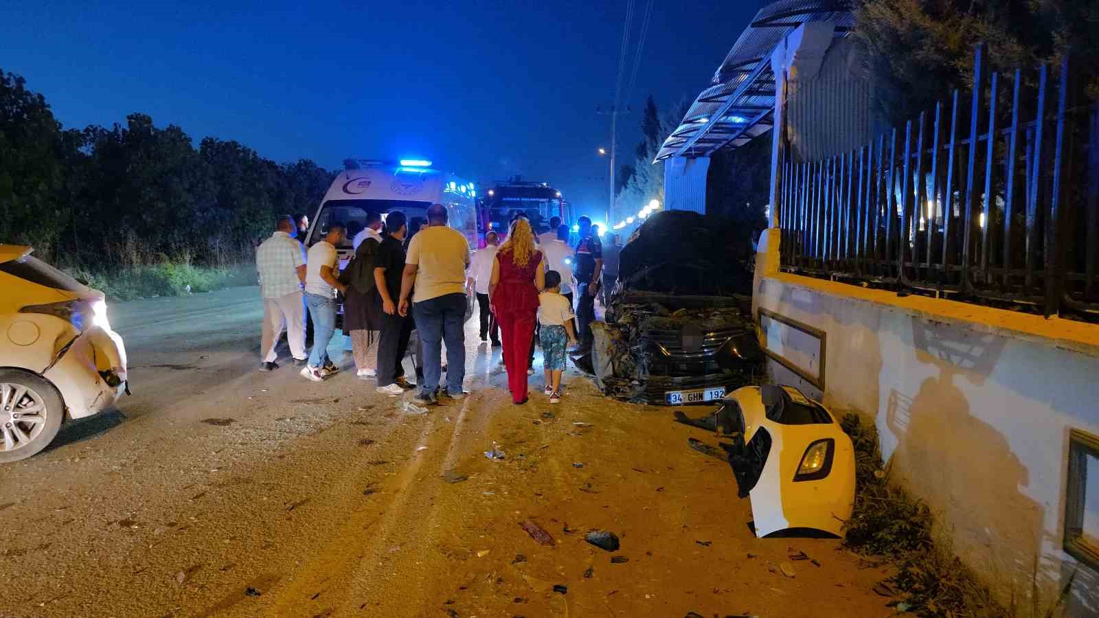 Düğün salonu önünde kaza: 4 yaralı