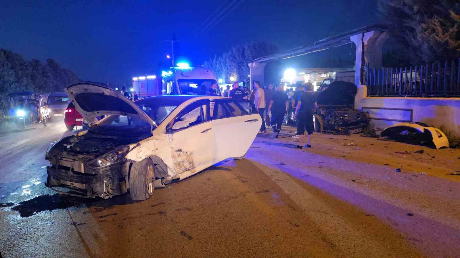 Düğün salonu önünde kaza: 4 yaralı
