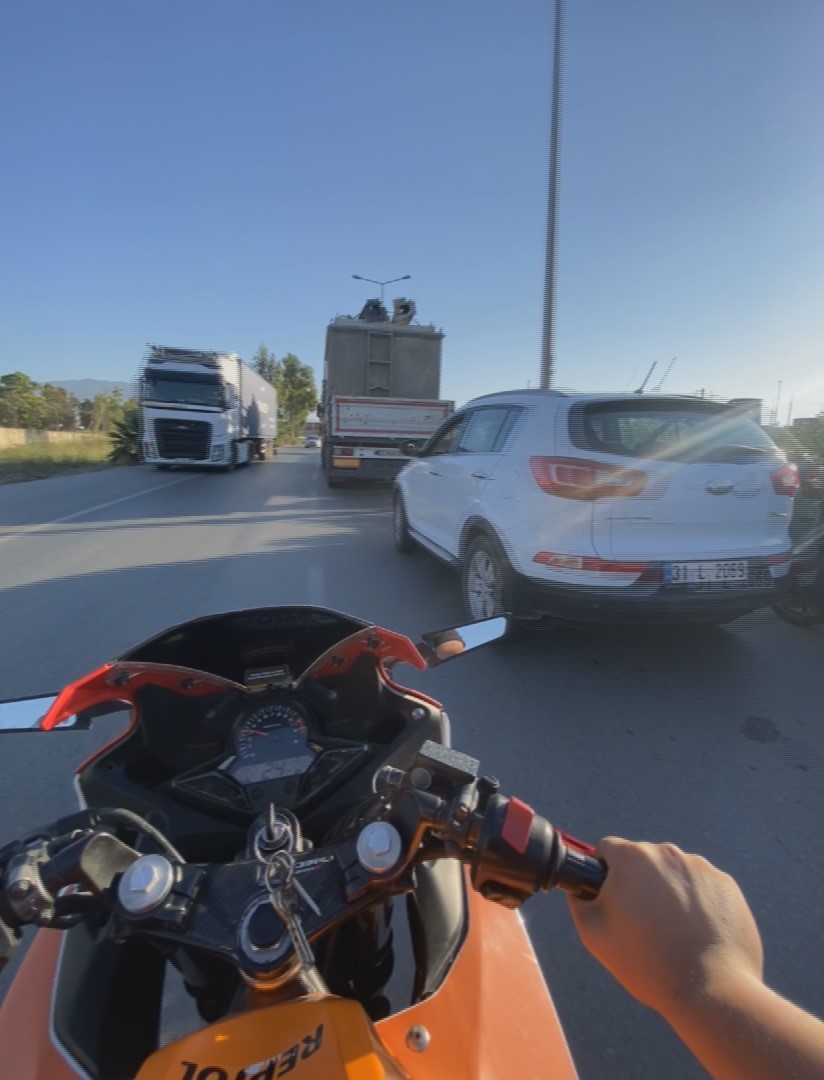 Hatay’da devrilen tır yolu trafiğe kapattı, uzun araç kuyruğu oluştu