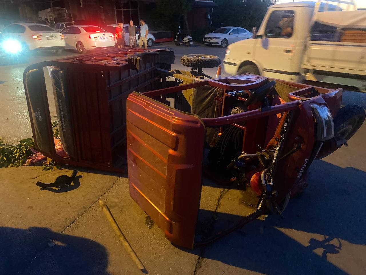 Üç tekerli elektrikli motosiklet otomobille çarpıştı: 4 yaralı