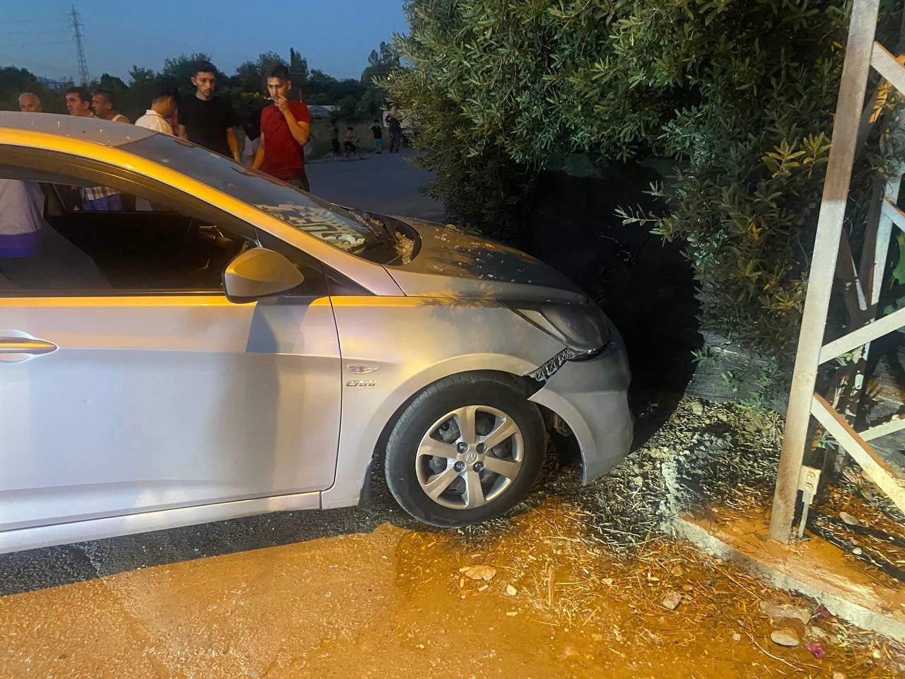 Üç tekerli elektrikli motosiklet otomobille çarpıştı: 4 yaralı