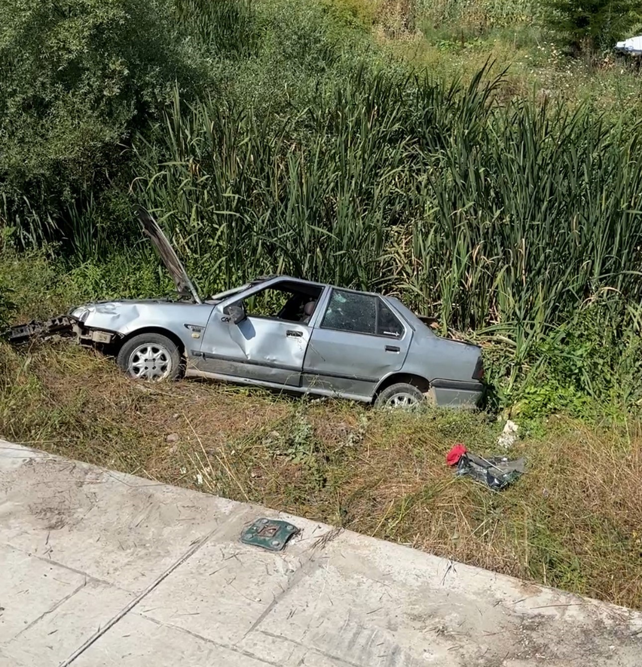 Yoldan çıkan otomobil tarlaya uçtu: 2 yaralı