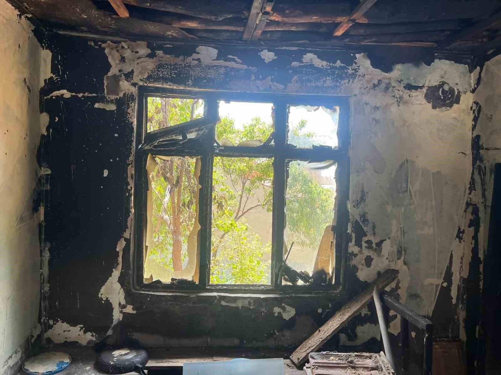 Alevlerin geride bıraktığı acı tablo: Evi yanan acılı baba uzatılacak yardım elini bekliyor