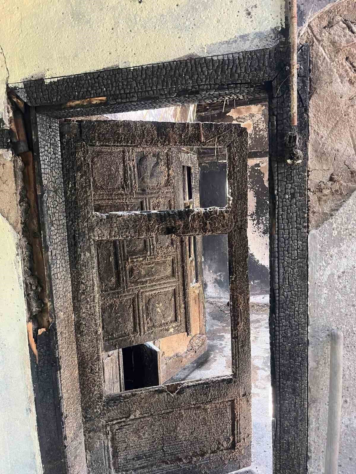 Alevlerin geride bıraktığı acı tablo: Evi yanan acılı baba uzatılacak yardım elini bekliyor