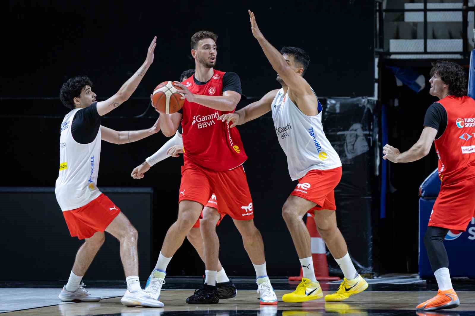 Bakan Bak, A Milli Basketbol Takımı’nın antrenmanını takip etti