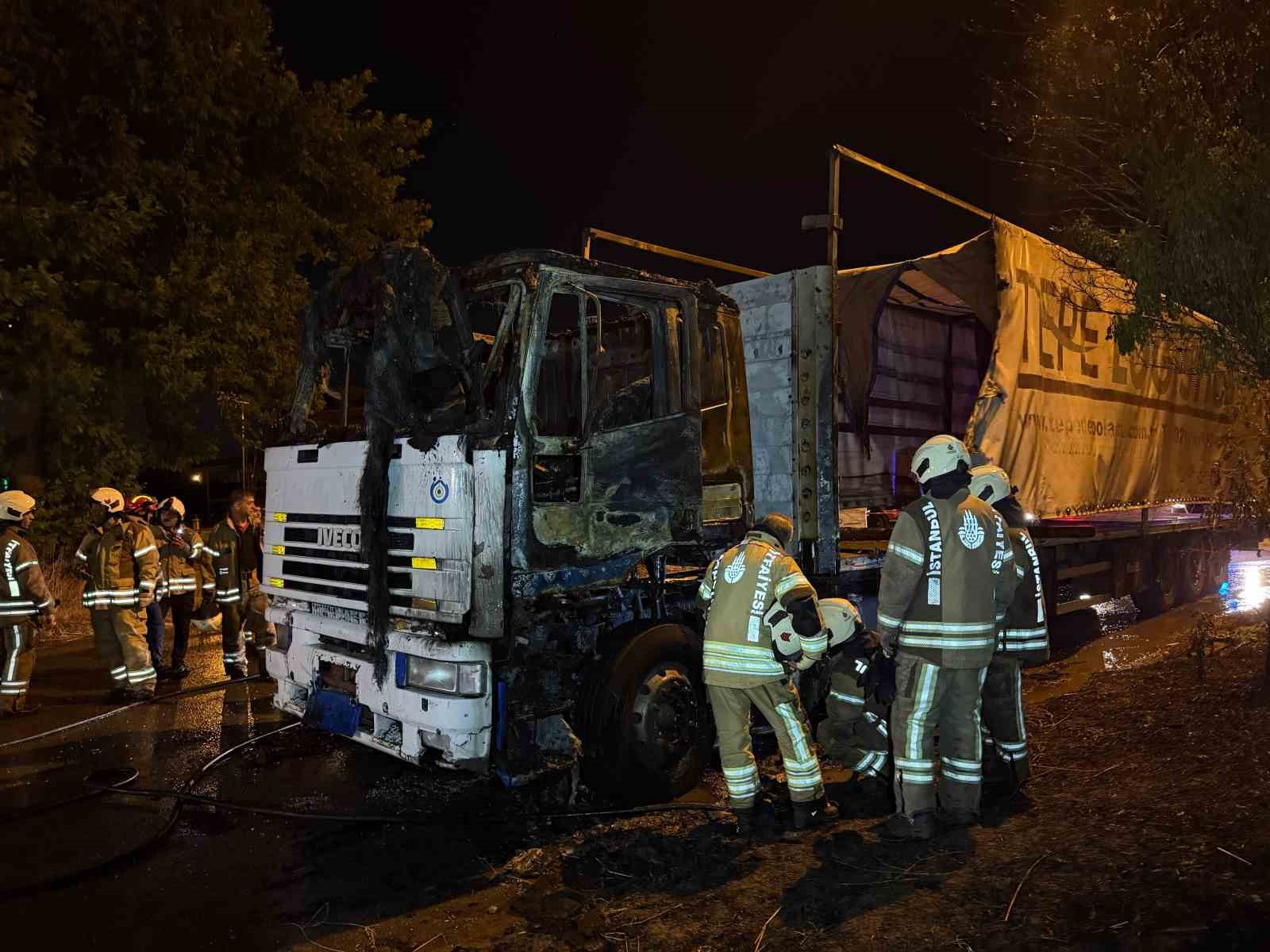 Büyükçekmece’de park halindeki tır yandı